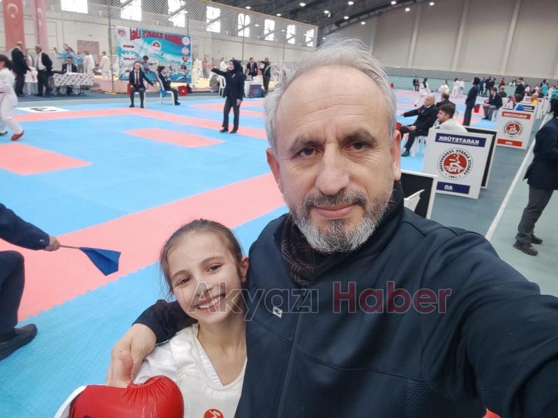 Akyazılı karateciler Bursa'dan 6 madalya ile döndü