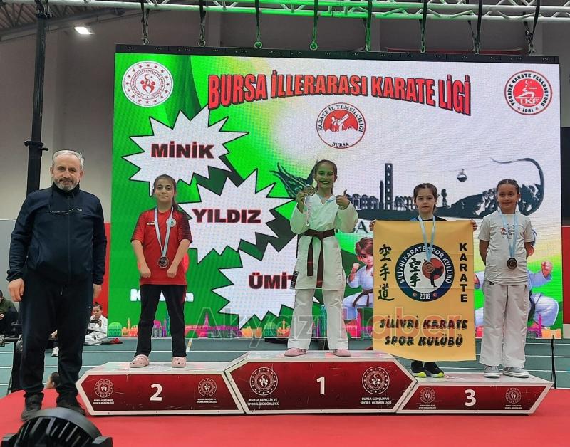 Akyazılı karateciler Bursa'dan 6 madalya ile döndü