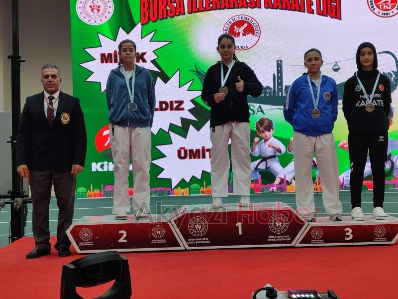 Akyazılı karateciler Bursa'dan 6 madalya ile döndü