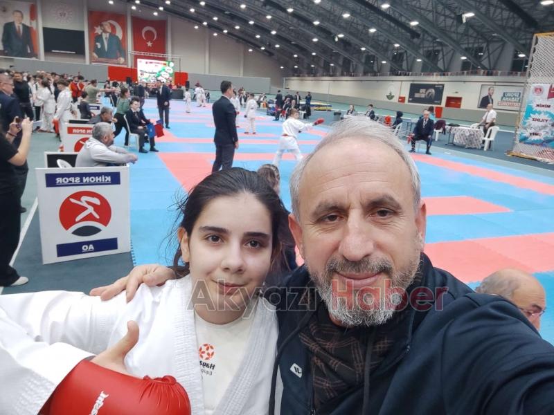 Akyazılı karateciler Bursa'dan 6 madalya ile döndü