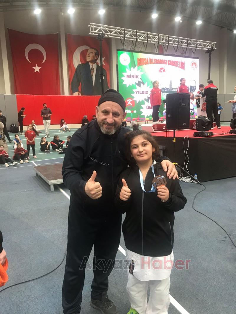 Akyazılı karateciler Bursa'dan 6 madalya ile döndü