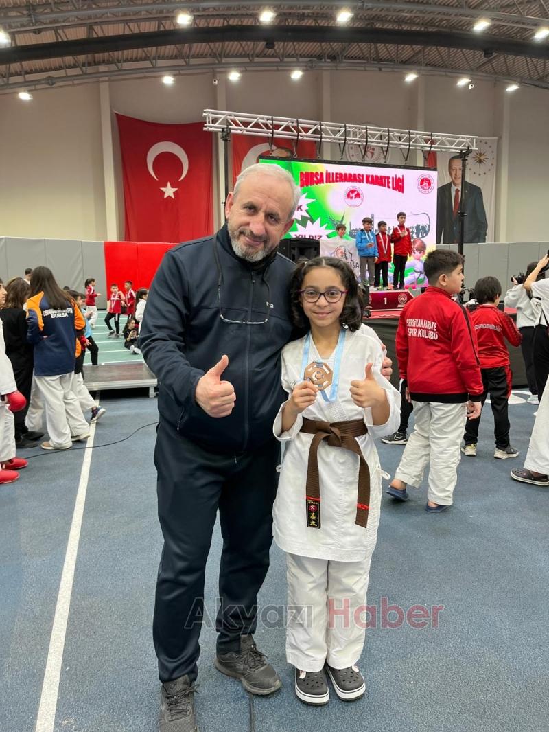 Akyazılı karateciler Bursa'dan 6 madalya ile döndü