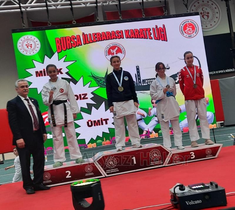 Akyazılı karateciler Bursa'dan 6 madalya ile döndü