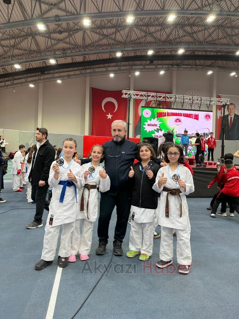 Akyazılı karateciler Bursa'dan 6 madalya ile döndü