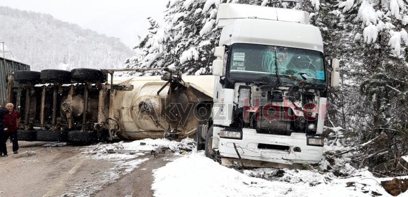 Soda taşıyan tır devrildi