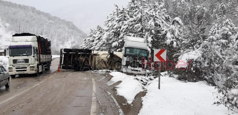 Soda taşıyan tır devrildi