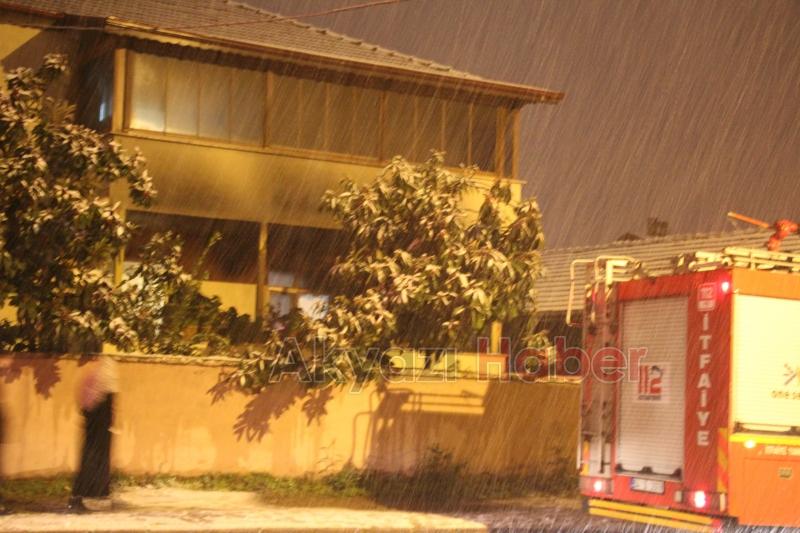 Akyazıda ev yangını