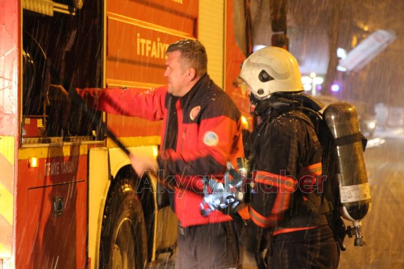 Akyazıda ev yangını
