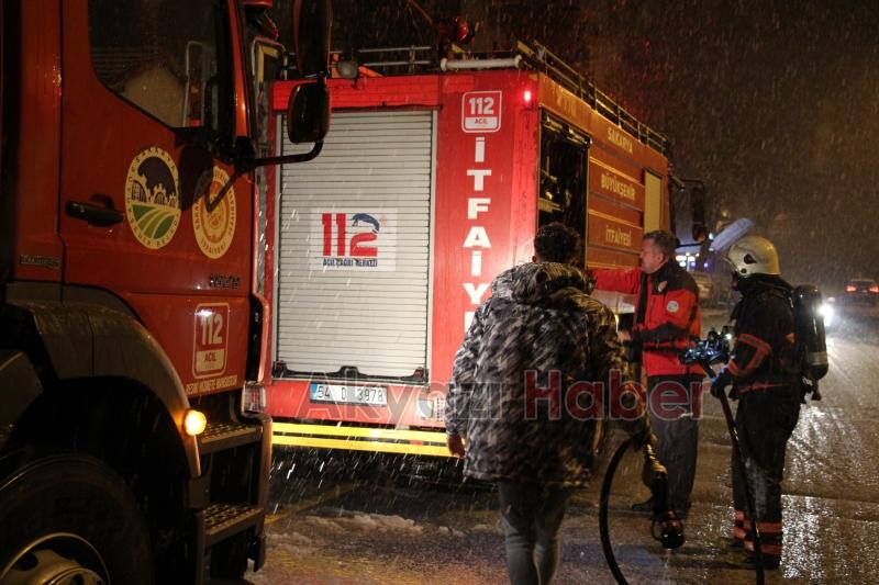 Akyazıda ev yangını