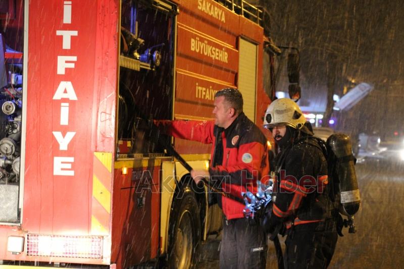 Akyazıda ev yangını