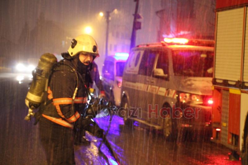 Akyazıda ev yangını