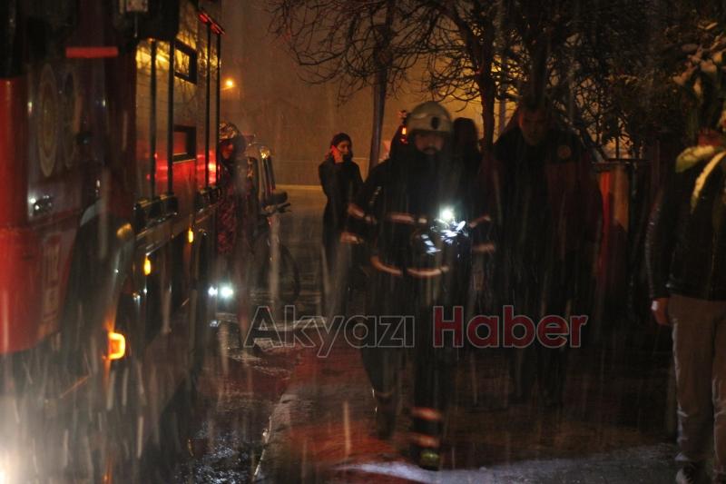 Akyazıda ev yangını