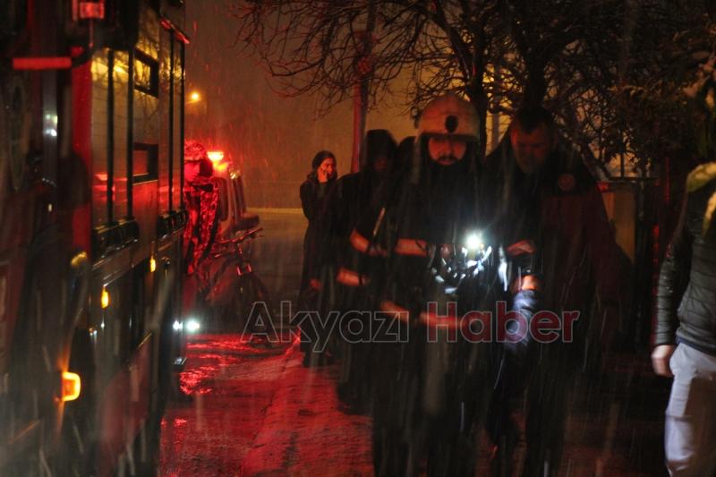 Akyazıda ev yangını