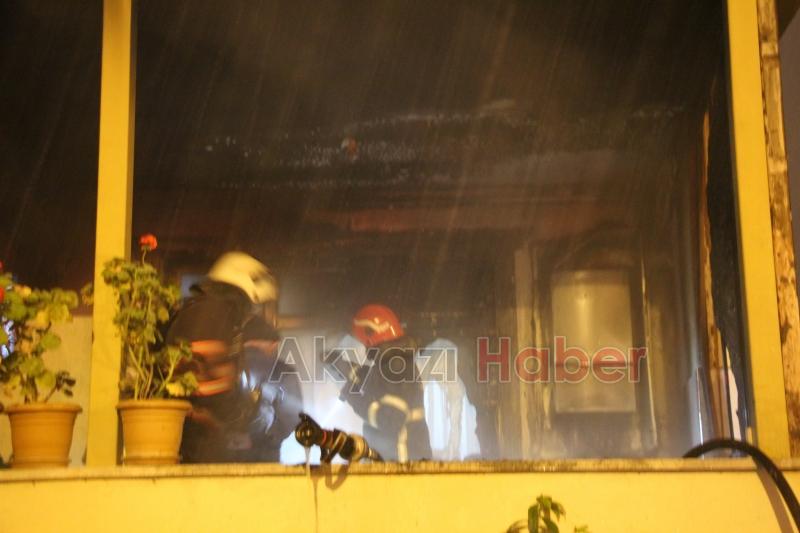 Akyazıda ev yangını