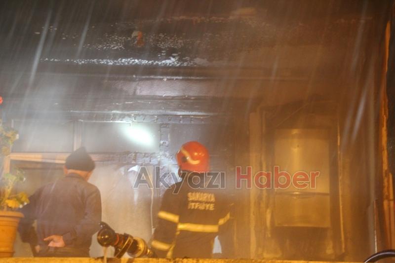 Akyazıda ev yangını