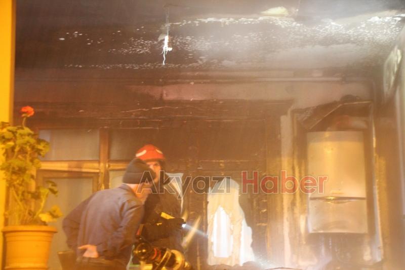 Akyazıda ev yangını