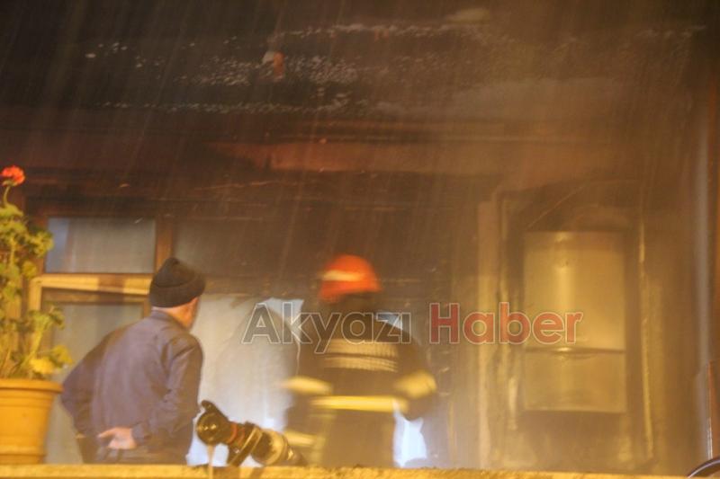 Akyazıda ev yangını