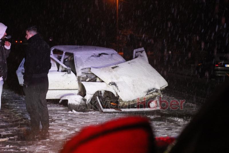 Otomobil bariyerlere çarptı: 2 yaralı