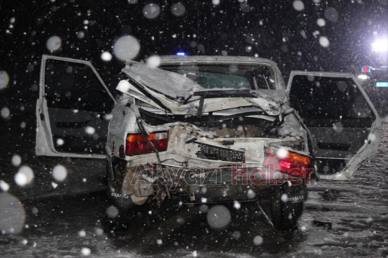 Otomobil bariyerlere çarptı: 2 yaralı