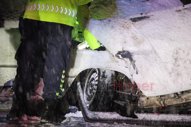 Otomobil bariyerlere çarptı: 2 yaralı