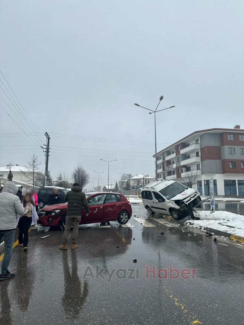 Otomobil ve hafif ticari araç çarpıştı: 1 yaralı
