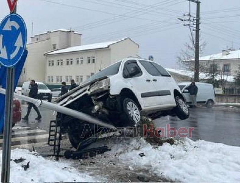 Otomobil ve hafif ticari araç çarpıştı: 1 yaralı