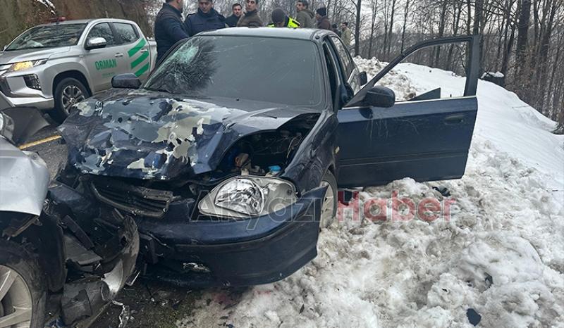 Otomobil ile hafif ticari araç çarpıştı: 5 yaralı