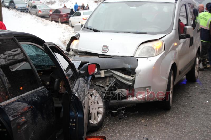 Otomobil ile hafif ticari araç çarpıştı: 5 yaralı