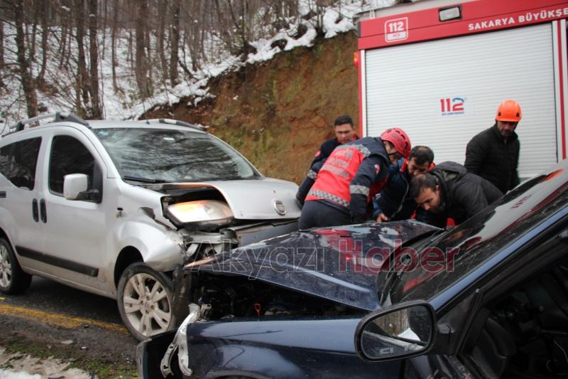 Otomobil ile hafif ticari araç çarpıştı: 5 yaralı