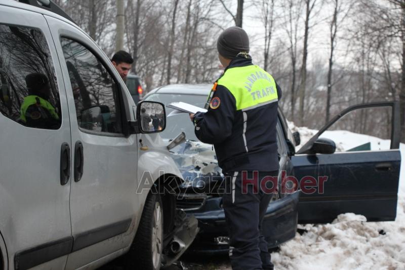 Otomobil ile hafif ticari araç çarpıştı: 5 yaralı