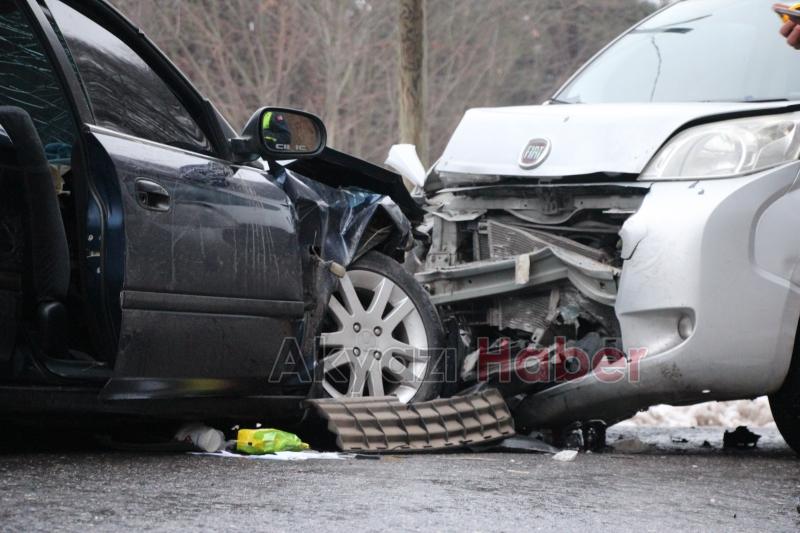 Otomobil ile hafif ticari araç çarpıştı: 5 yaralı