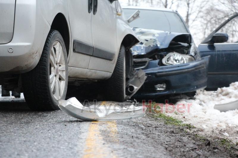 Otomobil ile hafif ticari araç çarpıştı: 5 yaralı