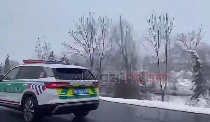 Otoyol jandarmadan kar altında nöbet