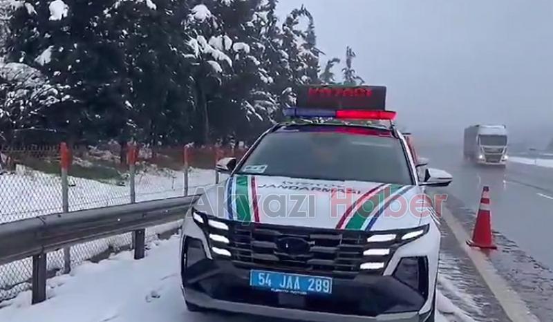 Otoyol jandarmadan kar altında nöbet