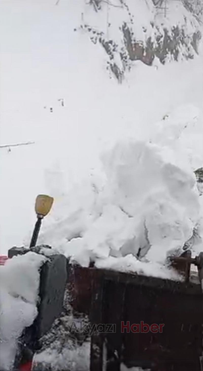 Yollar muhtarın traktör ile açıldı