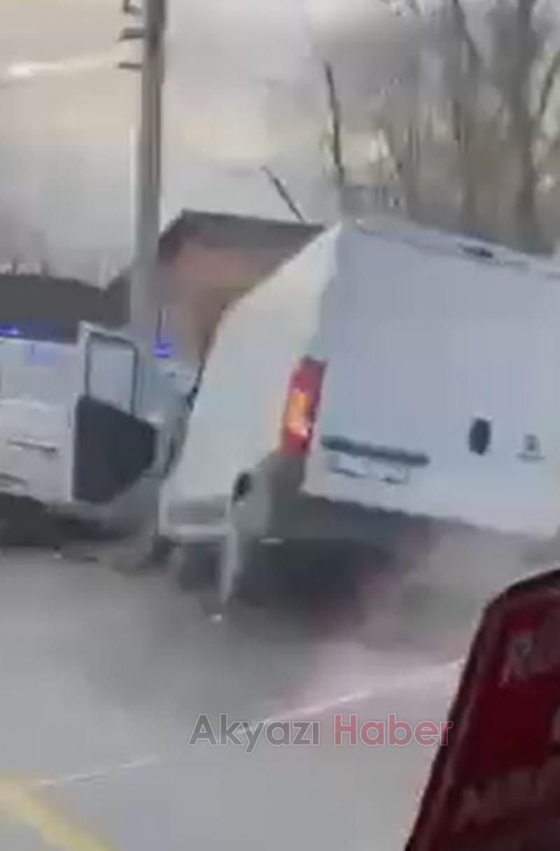 Panelvan minibüs otomobil ile çarpıştı: 3 yaralı