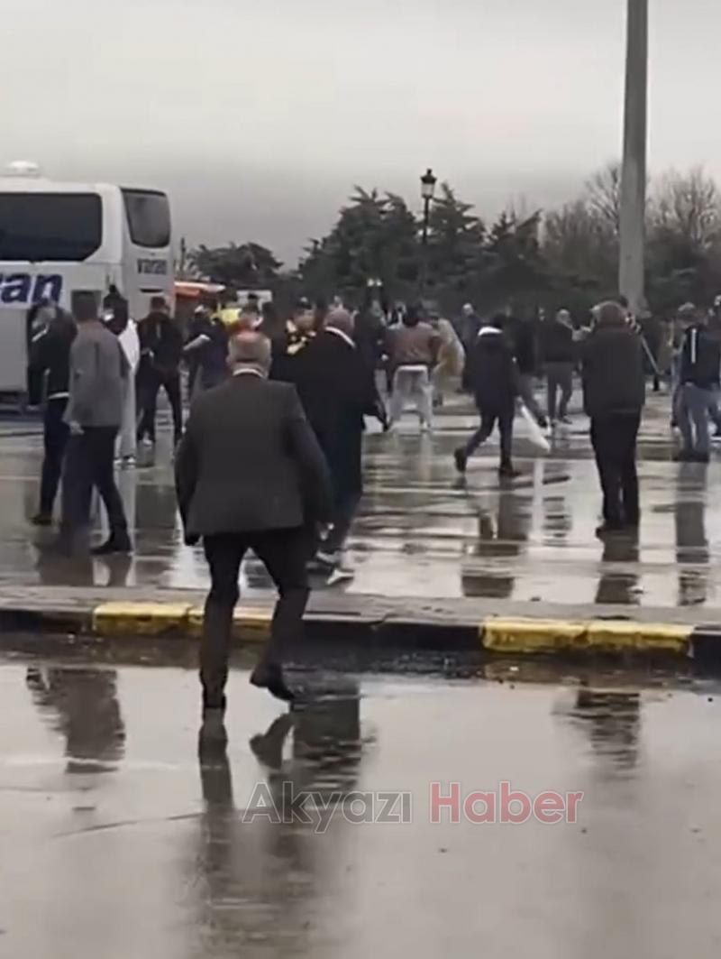 Sakaryaspor maçına gelen Ankaragücü taraftarları sopalarla birbirlerine girdi