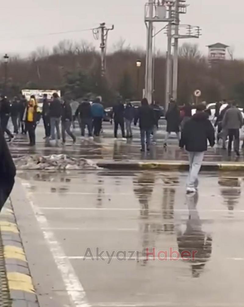 Sakaryaspor maçına gelen Ankaragücü taraftarları sopalarla birbirlerine girdi