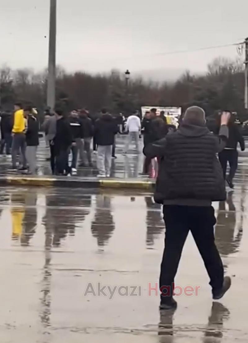 Sakaryaspor maçına gelen Ankaragücü taraftarları sopalarla birbirlerine girdi