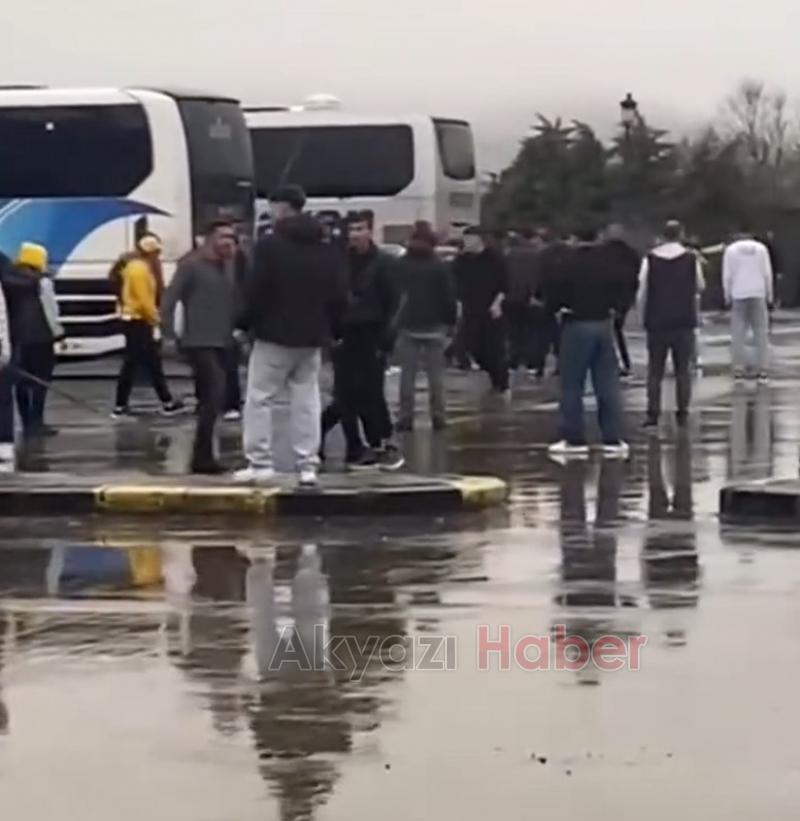 Sakaryaspor maçına gelen Ankaragücü taraftarları sopalarla birbirlerine girdi