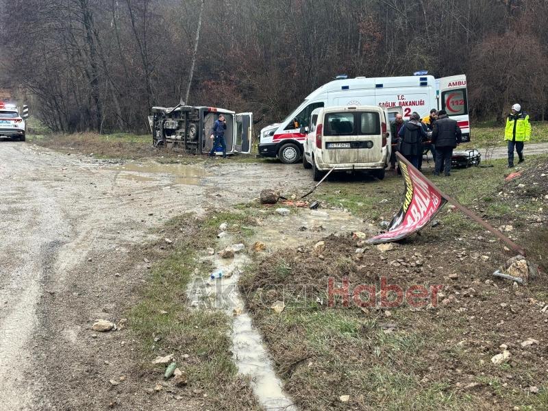 Akyazı yolunda minibüs devrildi 2 yaralı