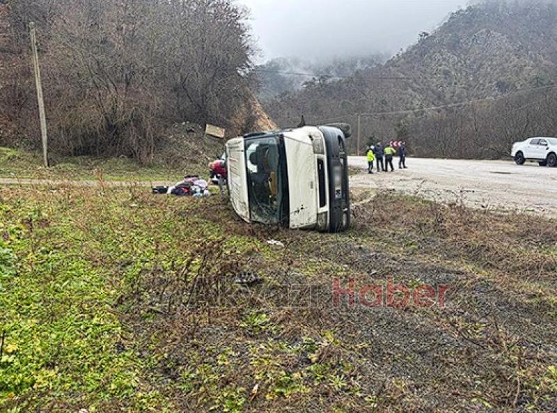 Akyazı yolunda minibüs devrildi 2 yaralı