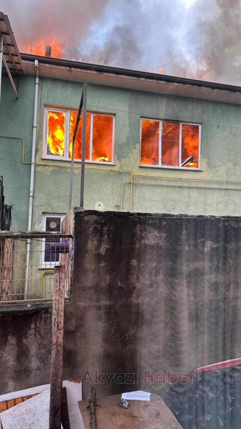 Hendek'te ev yangını