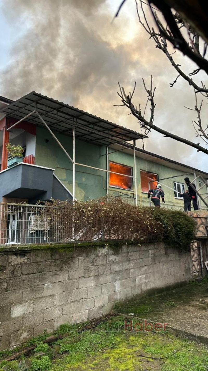 Hendek'te ev yangını