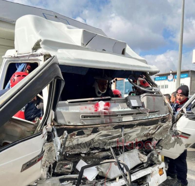 Sanayi kavşağında kaza 2 yaralı