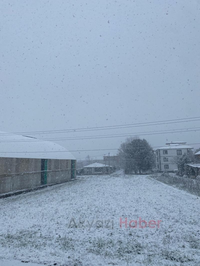 Akyazı'da yoğun kar yağışı