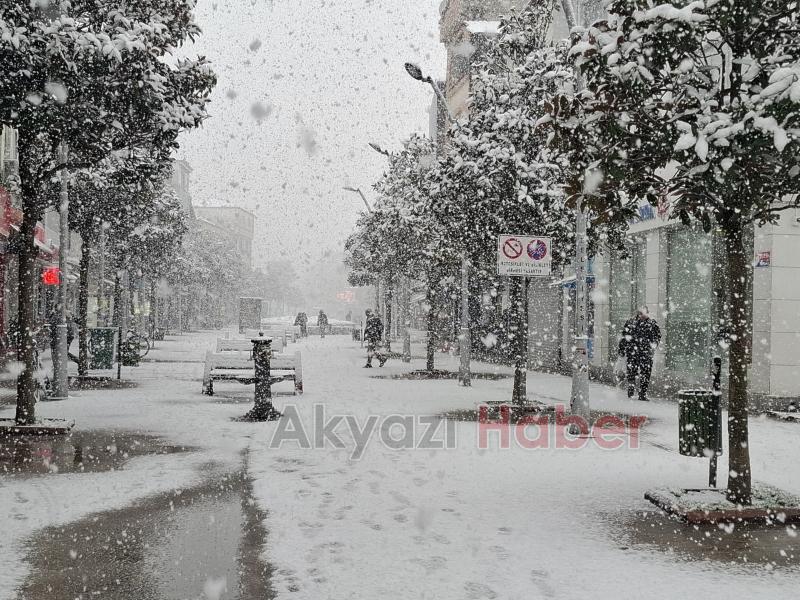 Akyazı'da yoğun kar yağışı