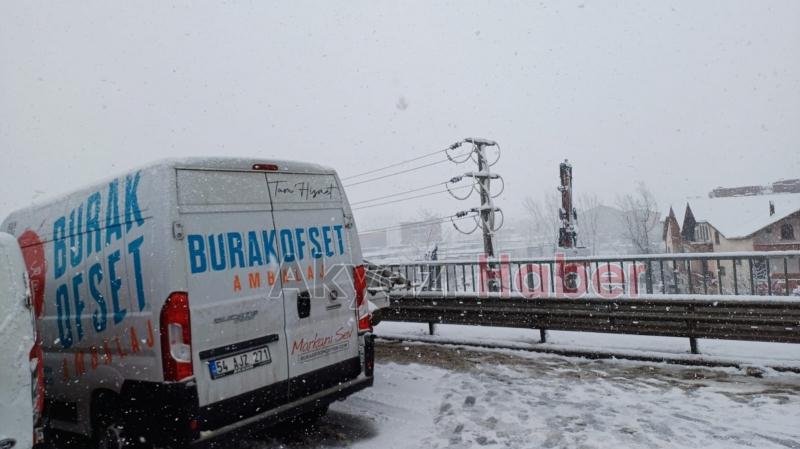 Pekşenler Üst Geçidi'nde kar kazası: Çok sayıda araç birbirine girdi.