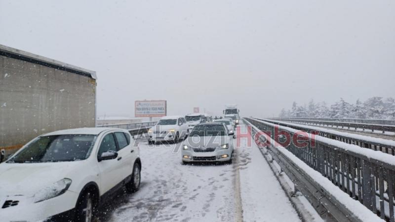 Pekşenler Üst Geçidi'nde kar kazası: Çok sayıda araç birbirine girdi.