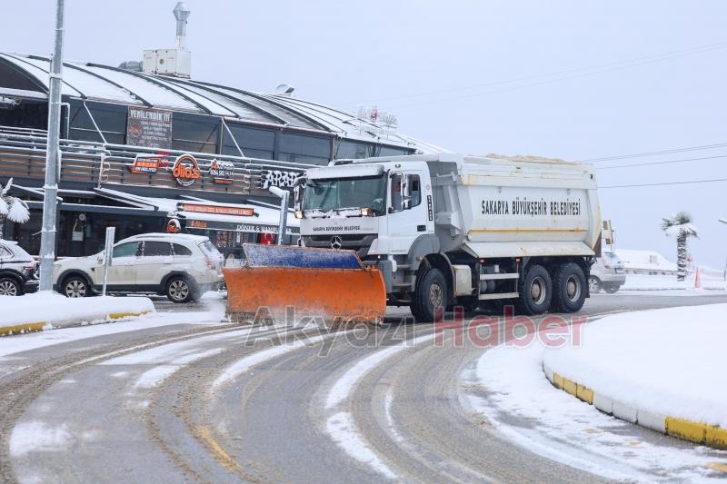 Sakarya'da kardan kapanan 24 grup yolu ulaşıma açıldı